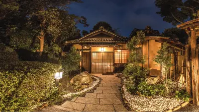 鶯宿亭 玄関 夜